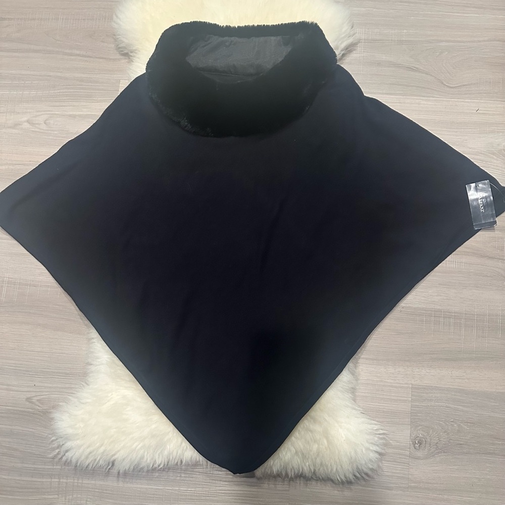 L/XL.   NWT.  Stylish Black Poncho with Faux Fur Trim.  BL/RD10